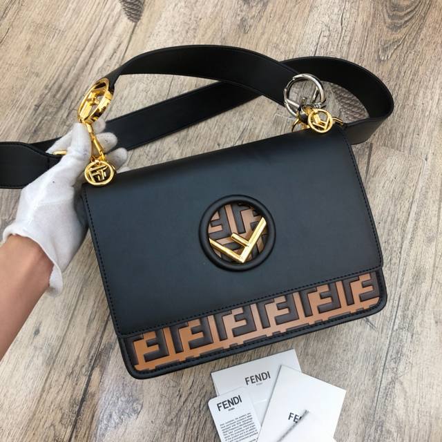 原单品质 翻盖手袋，磁性搭扣。内置暗袋。配备可拆卸肩带，可斜挎或手提。白色小牛皮材质。翻盖底部采用地毯编织样式，镶嵌黑色Ff标志。金属装饰结合钯金饰面 Size