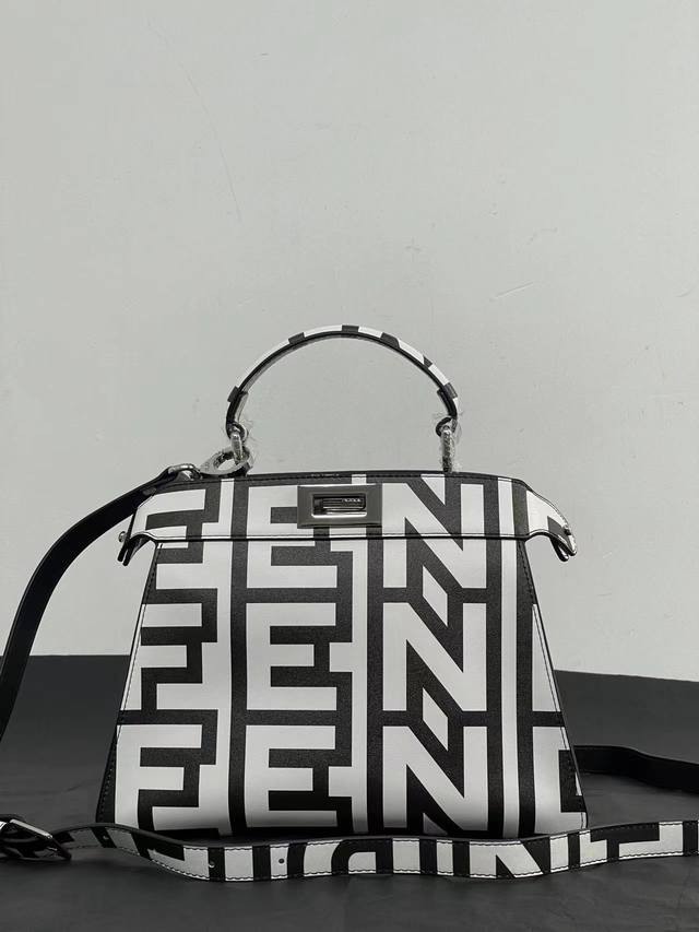 Fendi X Marc Jacobs 中号小猫包经典的黑白撞色手袋！全新Peekaboo I See U 手袋只为看见你不同的一面，新造型延续经典Peekab