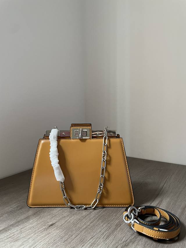 大号 ，小号 秀场早春系列米兰时装周，光面顶级牛皮，对版鎏叻五金，Peekaboo 系列是本季秀场上出镜率最高的手袋，以全新链条包造型亮相 大号Size:30X