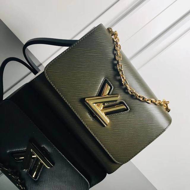 工厂价 M50280绿+白 顶级原单 Twist 中号手袋 这款别致的小型手袋藏有一个秘密： 它比实际看起来要大。 设计巧妙的波纹状包底为放置必需品提供了额外的