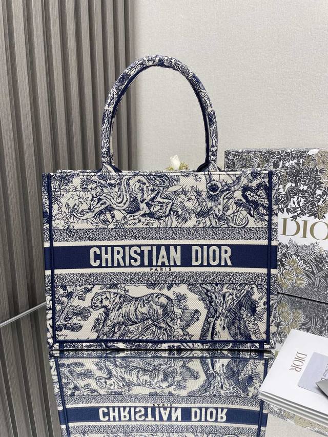 迪奥 经典 蓝虎中号 购物袋 火遍大街小巷,席卷整个时尚圈 浓厚的复古艺术气息简直是行走的艺术品 全手工立体刺绣 凹凸有致 超大容量 特别适合想把整个家带出门的 迪奥 经典 蓝虎中号 购物袋 火遍大街小巷,席卷整个时尚圈 浓厚的复古艺术气息简直是行走的艺术品 全手工立体刺绣 凹凸有致 超大容量 特别适合想把整个家带出门的