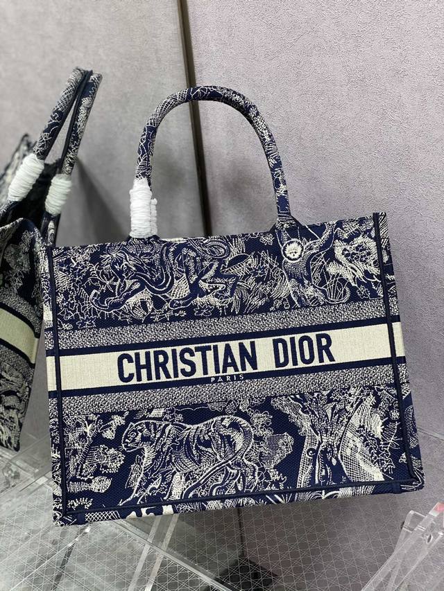 迪奥 小号现货 Tote老虎刺绣最新神仙配色,高级的蓝白拼色,精美的老虎丛林刺绣,复古的图形和少女系的色调搭配起来简直让人心动不已 Size:36*18*28C 迪奥 小号现货 Tote老虎刺绣最新神仙配色,高级的蓝白拼色,精美的老虎丛林刺绣,复古的图形和少女系的色调搭配起来简直让人心动不已 Size:36*18*28C