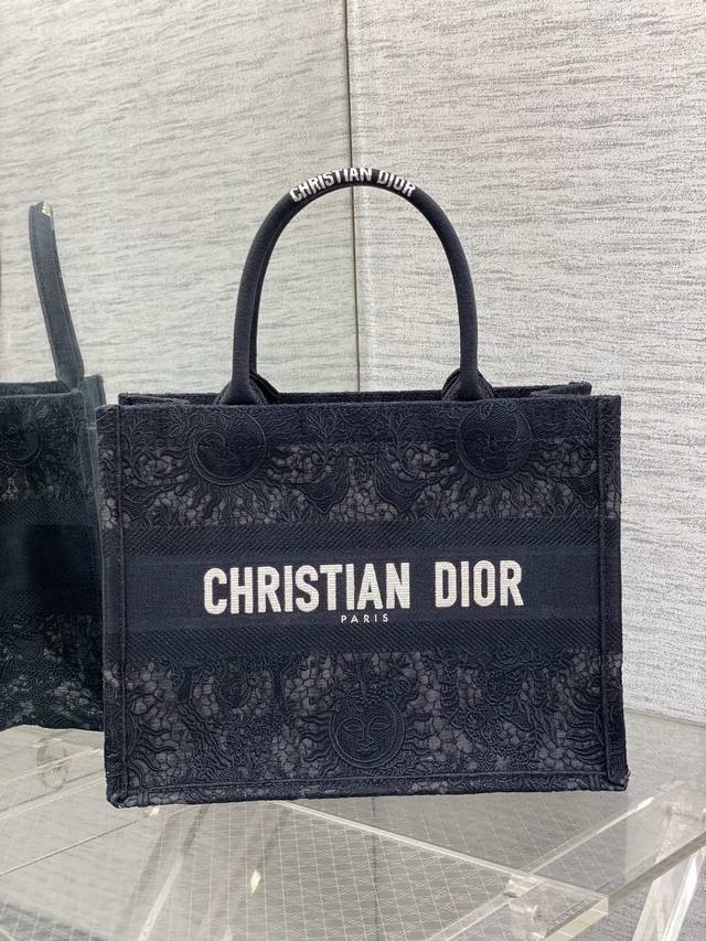 迪奥 中号现货 Tote最新蕾丝太阳元素系列,高雅大气 ,单独摆在那里都是发光的艺术品 ,独特的像素风,精致又可爱的刺绣,让整个包非常亮眼,超大容量的设计 ,凹 迪奥 中号现货 Tote最新蕾丝太阳元素系列,高雅大气 ,单独摆在那里都是发光的艺术品 ,独特的像素风,精致又可爱的刺绣,让整个包非常亮眼,超大容量的设计 ,凹