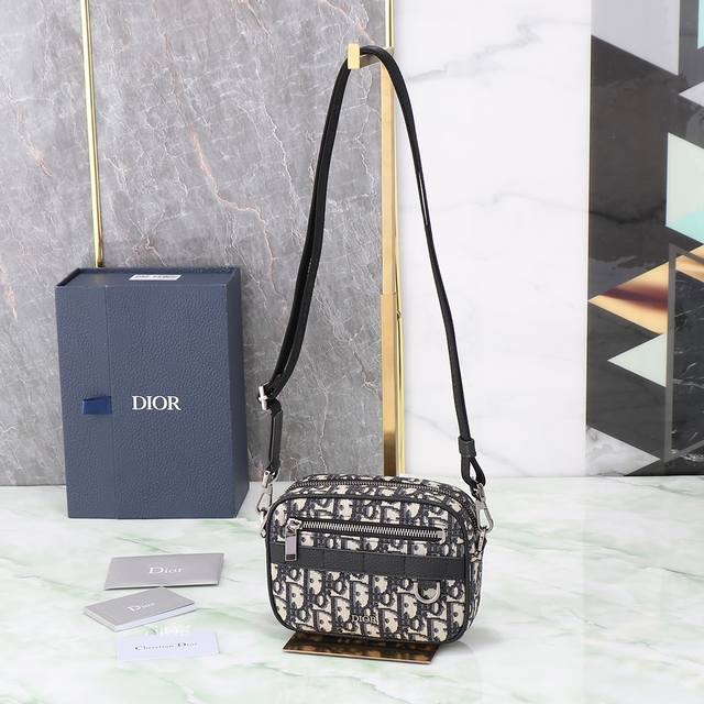 编号:2Esws011Yky_H03E 这款经典的 Safari 信使包附有肩带,实用精巧,是二零二三冬季男装系列新品。采用米色和黑色 Oblique 印花面料 编号:2Esws011Yky_H03E 这款经典的 Safari 信使包附有肩带,实用精巧,是二零二三冬季男装系列新品。采用米色和黑色 Oblique 印花面料