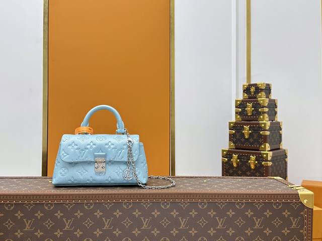 全钢五金 变码芯片 特级配全套包装 M12211蓝色压花 本款Nano Madeleine手袋以Monogram Empreinte皮革演绎 Madeleine