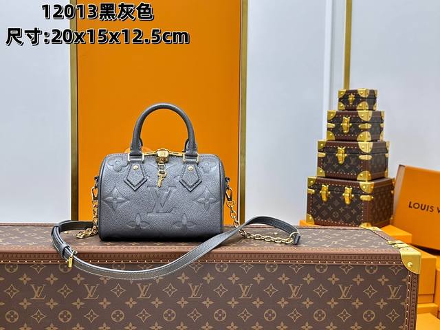 全钢五金 变码芯片 特级配全套包装 M12013黑灰色 Lv Ski系列推出Speedy BandoulièRe20手袋的莹泽版本，为滑雪场外造型注入瞩目风采。