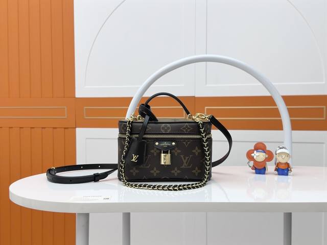 全钢五金 变码芯片 特级配全套包装 化妆盒子 实拍 M47125老花Vanity Chain Pouch 手袋向经典化妆箱汲取灵感，以Monogram 帆布诠释