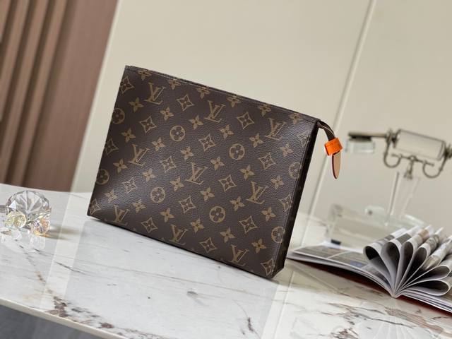 芯片钢 特级Mb原厂皮 盥洗袋大号Monogram帆布化妆手袋 型号：M47542芯片版 材料：A级全钢五金，进口原厂面料 包装：全套原厂免税Mb包装 尺寸：2