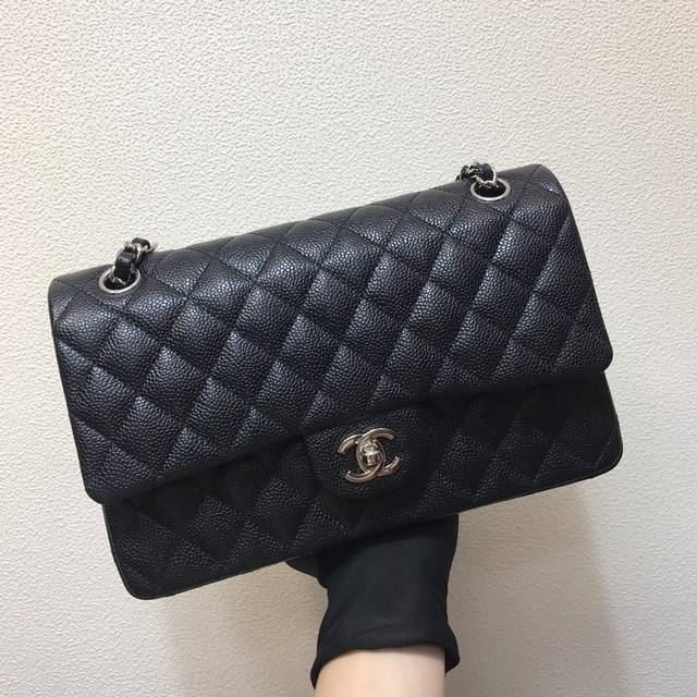 尺寸：25.5Cm独家背景实拍Chane* 小香Cf系列 鱼子酱1112#车反，经典款 订制西班牙进口原厂小牛皮 里內配小羊皮 纯钢五金 手感柔软 版形超赞 独