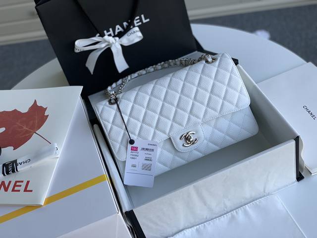 Medium Cf25Cm 非常有女性的优雅气质 传承Chane*的经典杰作，是每位粉粉们衣柜里不可缺少的一枚。原厂Haas耐操球纹鱼子酱牛皮。