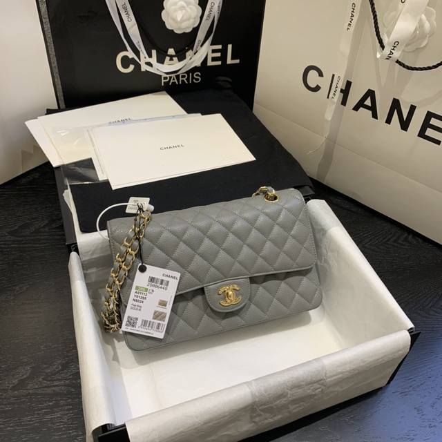 Chanel：：型号：01112#：尺寸：25Cm：百年经典Cf。顶级复刻手工制作，绣花由进口专业秀花机和顶级师傅操作，一针一线丝何不差精工细琢，包身重量与正品
