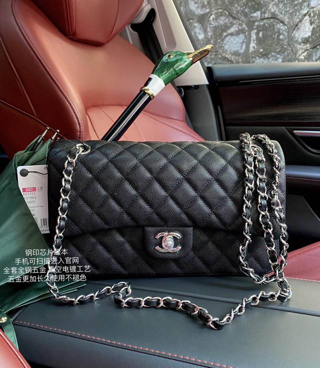 经典Cf1112 黑色 原厂进口牛皮鱼子酱小球纹 钢印芯片版本 手机可以扫描直接进入官网查询 24K金真空电镀 五金出炉都经过特殊的封釉处理 更加长久使用不褪色