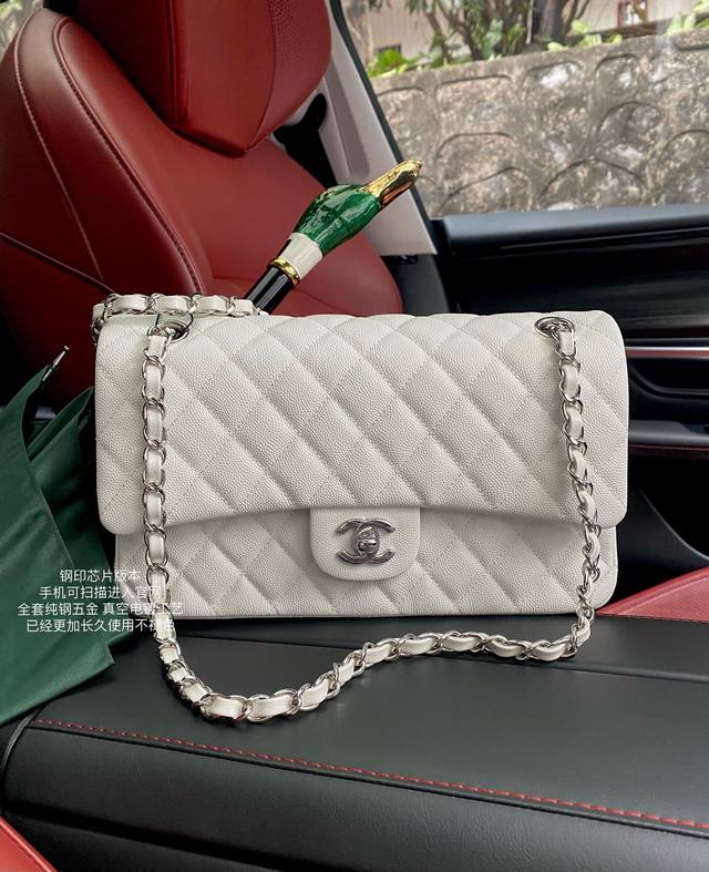 经典Cf1112 白色 原厂进口牛皮鱼子酱小球纹 钢印芯片版本 手机可以扫描直接进入官网查询 24K金真空电镀 五金出炉都经过特殊的封釉处理 更加长久使用不褪色