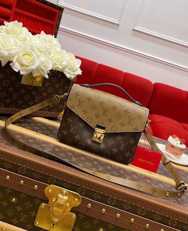 芯片钢 。Odm全钢版本 ：M44876 Pochette Metis拼色邮差包 产品外观：社交距离无忧。面料：同源意大利A级面料。五金：全钢五金。内码：专柜同