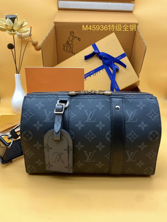 芯片钢 M45936 特级全钢 专柜同步电子芯片 手机实拍 统一独家内码跟品质 配视频免税包装一套；尺寸27*17*13Cm