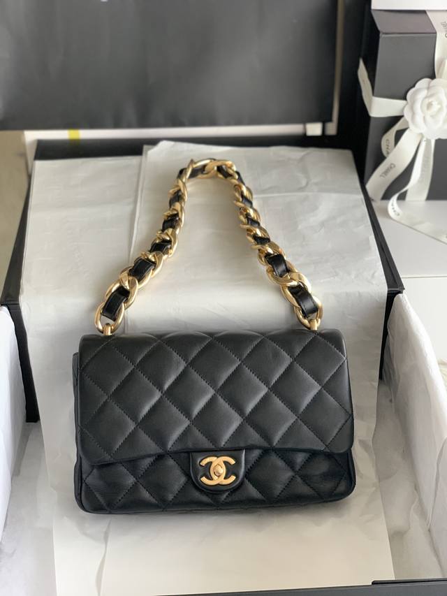 顶级货_ 法国 高端定制品 Chane1 As3215# Chane1 新款翻盖链条包 ，羊皮系列，对正品肩带配原版牛皮， 真心太美了这只包看到图片就已经把我美