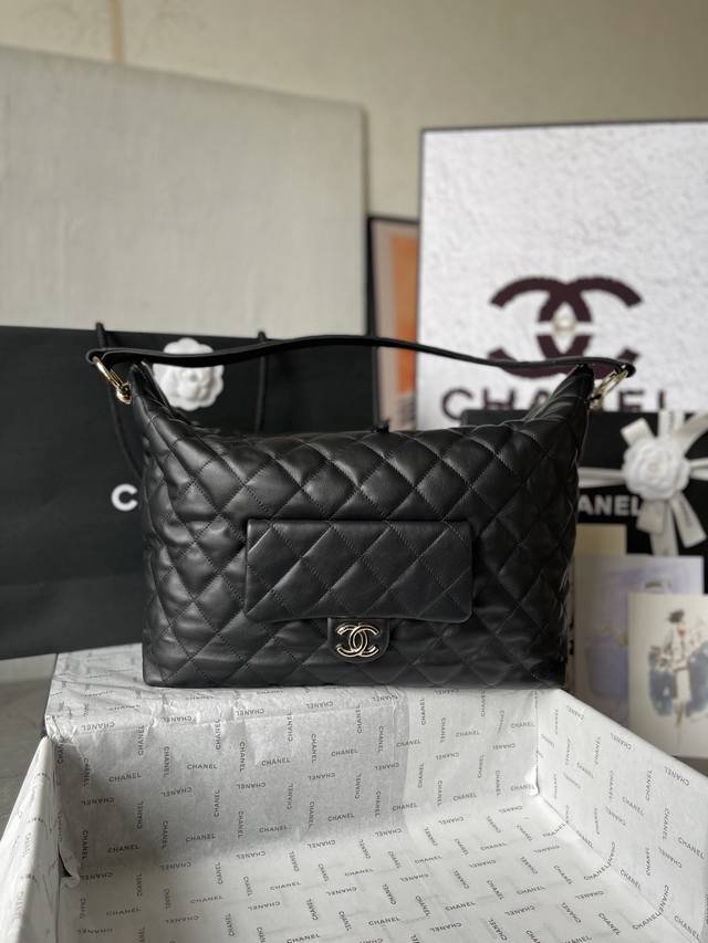 顶级货_ 法国 高端定制品 Chane1 As4339# Chane1 23B新款嬉皮Hobo 小牛皮材质 却蕴含着无穷的精致与奢华~纯黑色包身散发着神秘魅力，