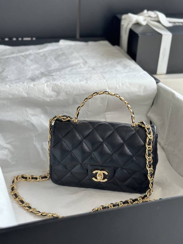 顶级货_ 法国 高端定制品 Chane1 As4023# Chane1 23年新款手柄拼皮现货：羊皮系列： 拉丝工艺金色五金链条拼皮，经典设计：这款包包没有放弃