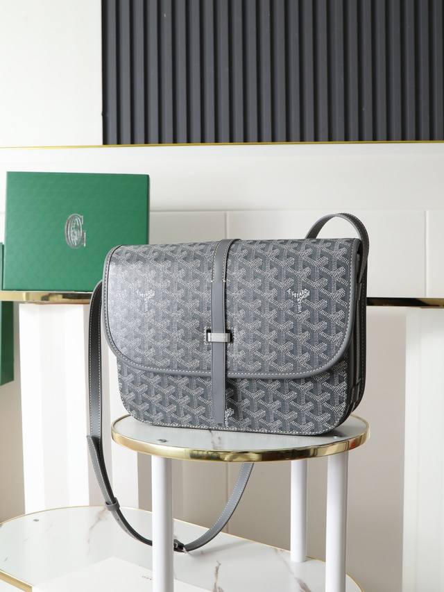 特级品质 原厂料 全套包装 BelvéDèRe 包最经典的特质：简约优雅，轻便实用。单狭带扣流畅地穿过金属环，开关自如；皮质镶边以线条的方式凸显出包身轮廓，翻盖