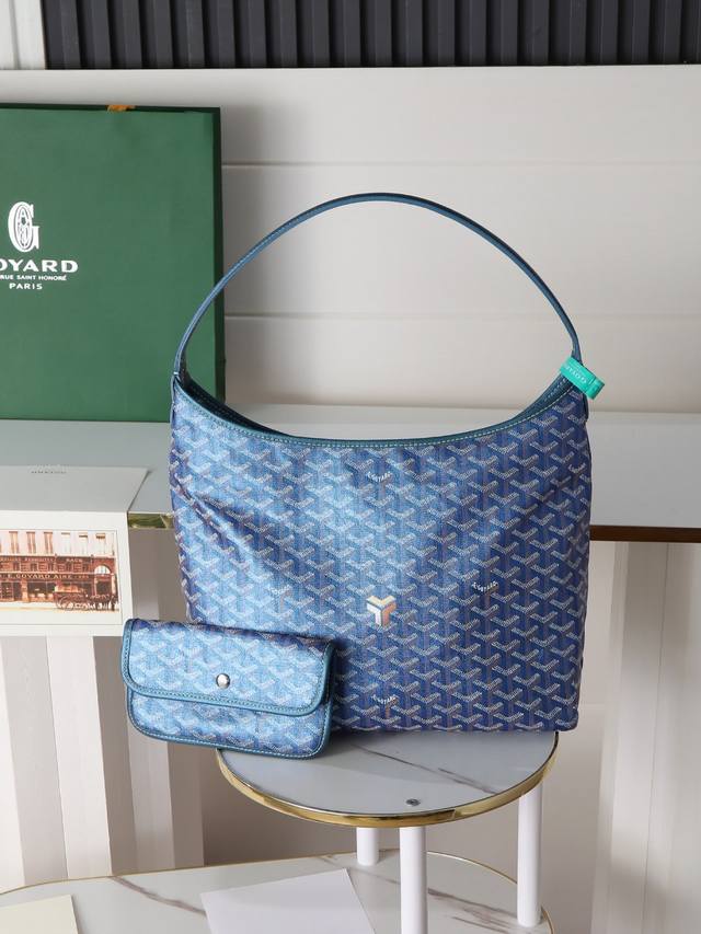 特级品质 原厂料 BohèMe Hobo包是轻巧、灵活和安全的缩影，这要归功于它的拉链闭合。由于其有宽度的手柄，它作为一个单肩包也非常舒适。它还具有标志性的可拆