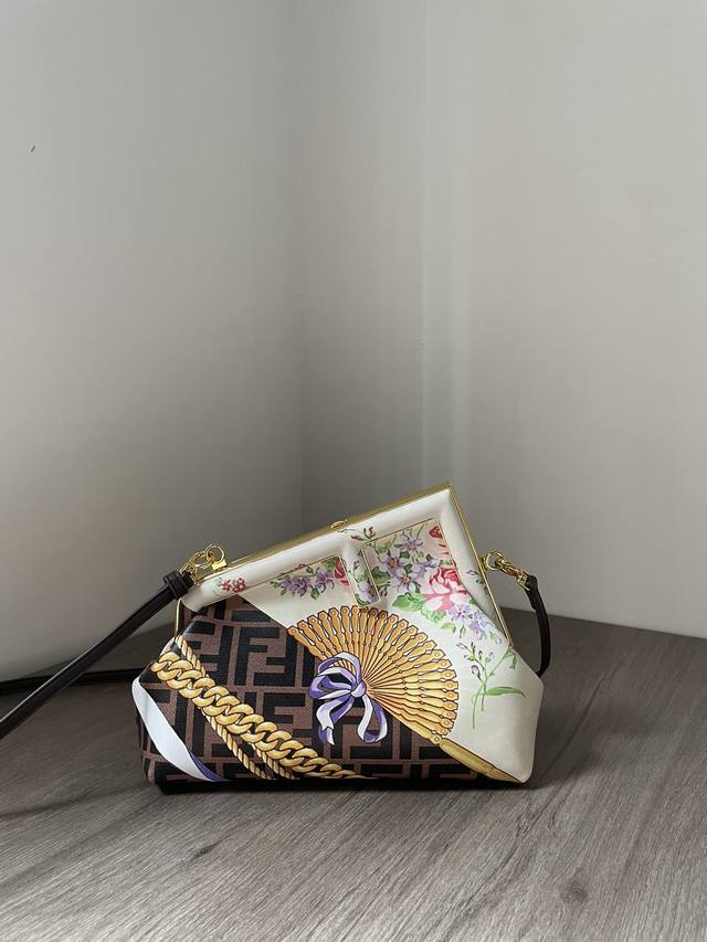 小号 设计师Kim Jones主导下,设计的第一款Fend1夹子包云朵包,颠覆了以往的包型,金属包边大Logo锁扣加上包身设计把建筑艺术的解构与时装相结合,优雅 小号 设计师Kim Jones主导下,设计的第一款Fend1夹子包云朵包,颠覆了以往的包型,金属包边大Logo锁扣加上包身设计把建筑艺术的解构与时装相结合,优雅