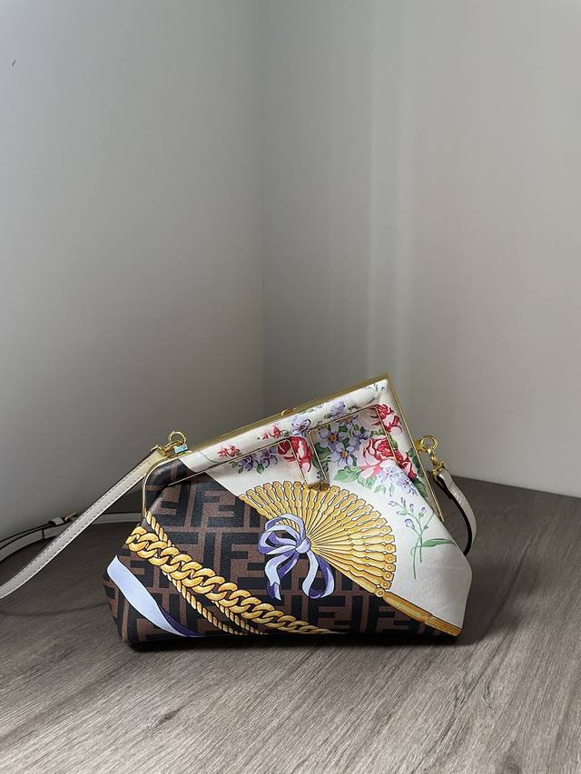 设计师Kim Jones主导下,设计的第一款Fend1夹子包云朵包,颠覆了以往的包型,金属包边大Logo锁扣加上包身设计把建筑艺术的解构与时装相结合,优雅中带着 设计师Kim Jones主导下,设计的第一款Fend1夹子包云朵包,颠覆了以往的包型,金属包边大Logo锁扣加上包身设计把建筑艺术的解构与时装相结合,优雅中带着