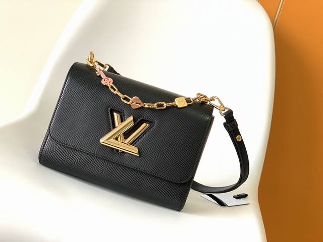 海外顶级原单 M20834黑色M20846 土黄本款 Twist 中号手袋为全新双链嵌入手工珐琅 Monogram 花卉，无论作为装饰或拓展背携方式，均可释放柔