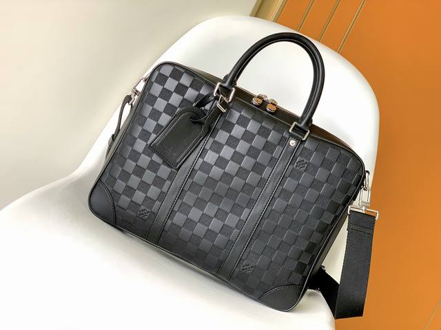 M45288黑色压格 独家原单Sirius 公文包取材 Damier Infini Onyx 牛皮革，为纤薄构型搭配广口设计，便于取放其中物品。可拆卸并调节的肩