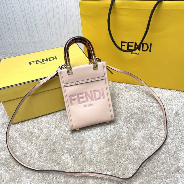 原单Sunshin黄色皮革迷你手提袋 饰有烫印Fendi Roma字样和玳瑁效果硬质有机玻璃提手 配备带衬里内部隔层 点缀同色系皮革饰边和金色金属件 采用两个提 原单Sunshin黄色皮革迷你手提袋 饰有烫印Fendi Roma字样和玳瑁效果硬质有机玻璃提手 配备带衬里内部隔层 点缀同色系皮革饰边和金色金属件 采用两个提