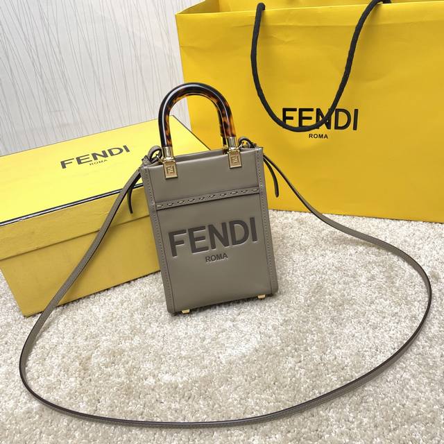 原单Sunshin黄色皮革迷你手提袋 饰有烫印Fendi Roma字样和玳瑁效果硬质有机玻璃提手 配备带衬里内部隔层 点缀同色系皮革饰边和金色金属件 采用两个提