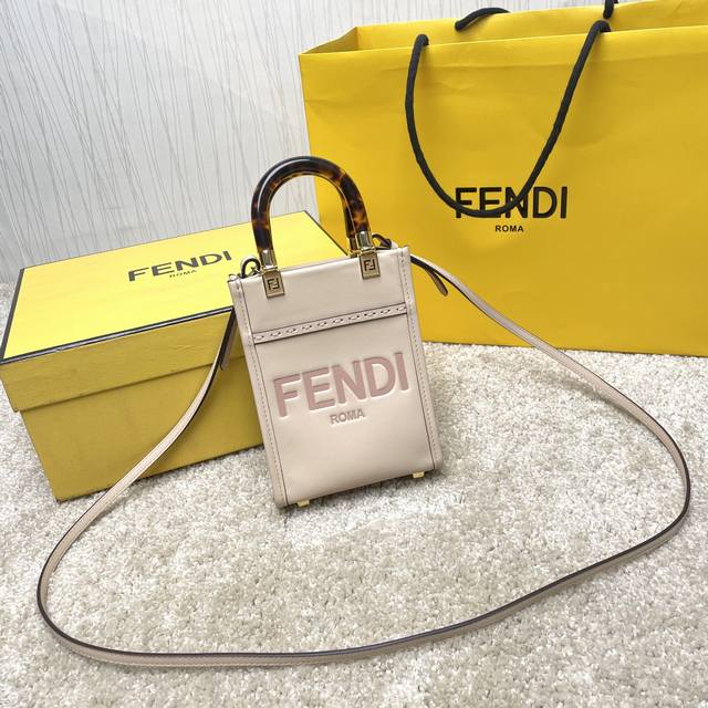 原单Sunshin黄色皮革迷你手提袋 饰有烫印Fendi Roma字样和玳瑁效果硬质有机玻璃提手 配备带衬里内部隔层 点缀同色系皮革饰边和金色金属件 采用两个提