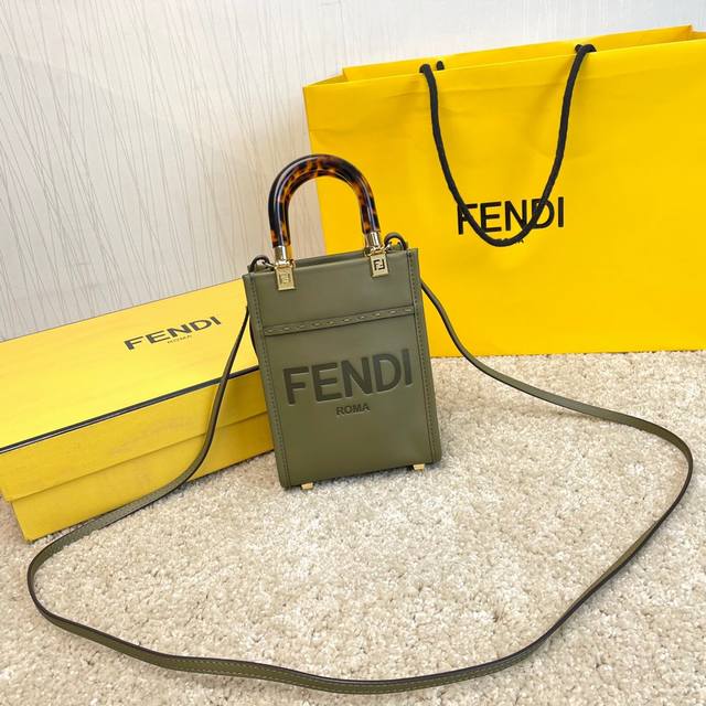 原单Sunshin绿色皮革迷你手提袋 饰有烫印Fendi Roma字样和玳瑁效果硬质有机玻璃提手 配备带衬里内部隔层 点缀同色系皮革饰边和金色金属件 采用两个提 原单Sunshin绿色皮革迷你手提袋 饰有烫印Fendi Roma字样和玳瑁效果硬质有机玻璃提手 配备带衬里内部隔层 点缀同色系皮革饰边和金色金属件 采用两个提
