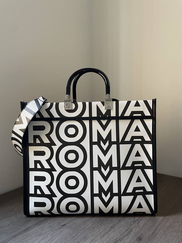 中号Tote 托特包“阳光手提袋” 字母大Logo设计，侧边全手工编织皮，玳瑁双手柄是整个包包最大焦点，单拧着就很有气场，也不勒手，小号还配有一条宽肩带，整体复