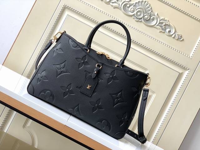 海原外单 独实家拍 M46487黑色 M46504杏色Trianon 中号手袋倡导优雅设计与功能主义。Monogram Empreinte 皮革压印 Giant