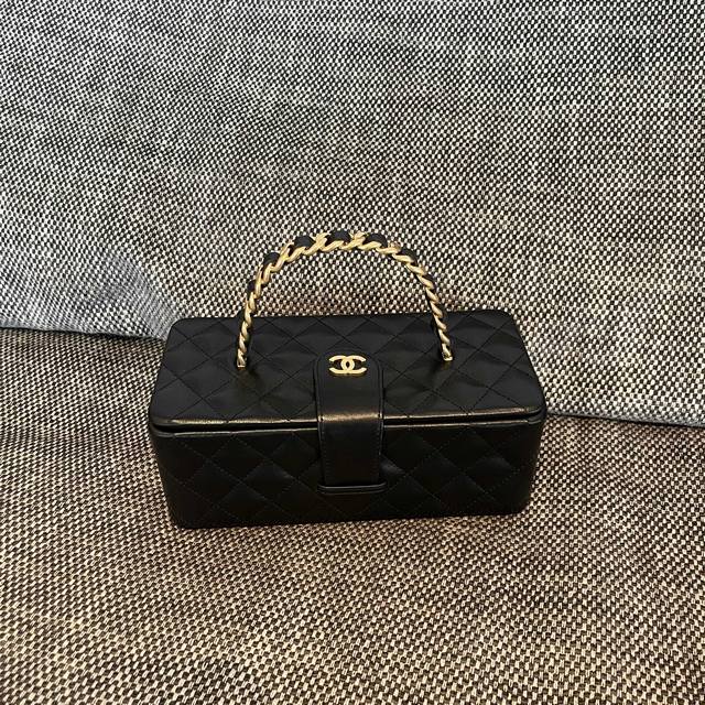 Chanel Vintage 羊皮手提化妆包 尺寸:22X10X8.5Cm