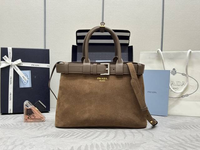 新款女包1Ba434绒面麂皮 这款手提女包采用进口内配进口绒皮 磨砂皮 ，内配进口羊皮，简洁线条与精致元素交织，诠释了优雅与功能兼备的设计美学，既体现了现代简约