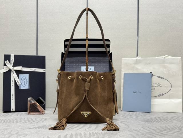 新款 磨砂皮 水桶包 1Be079麂皮到货啦绒面小牛皮材质 皮革提手,可拆卸可调节 ,金属刻字徽标,绒皮小流苏 顶部饰有皮革抽绳 内部有一个皮革口袋女神门赶紧入 新款 磨砂皮 水桶包 1Be079麂皮到货啦绒面小牛皮材质 皮革提手,可拆卸可调节 ,金属刻字徽标,绒皮小流苏 顶部饰有皮革抽绳 内部有一个皮革口袋女神门赶紧入