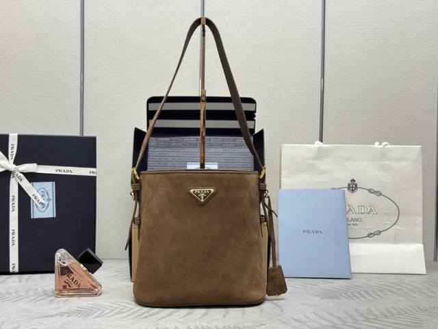 新款磨砂皮水桶包1Be078绒面麂皮這款靈活易搭的水桶袋設計極簡,以柔軟的麂皮磨砂皮製作。肩带可调节,内配进口羊皮,答量空间大,上身效果又时尚潮流,冬天必备,值 新款磨砂皮水桶包1Be078绒面麂皮這款靈活易搭的水桶袋設計極簡,以柔軟的麂皮磨砂皮製作。肩带可调节,内配进口羊皮,答量空间大,上身效果又时尚潮流,冬天必备,值