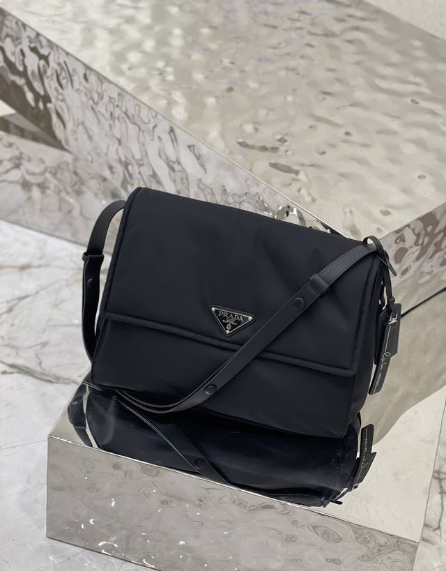 Cini系列邮差包 大号 超级百搭好看时髦潮人一定要买它！这款单肩包选用Re-Nylon再生尼龙材质打造。翻盖式包身配有可调式皮革肩带，传统与现代材质邂逅，造就