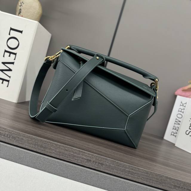 Lw新版本 小号柔软牛皮革Puzzle Edge手袋 家推出的首次亮相手提包*长方体形状和精确的切割技术创造了 Puzzle 独特的几何线条*此小号版本采用柔软