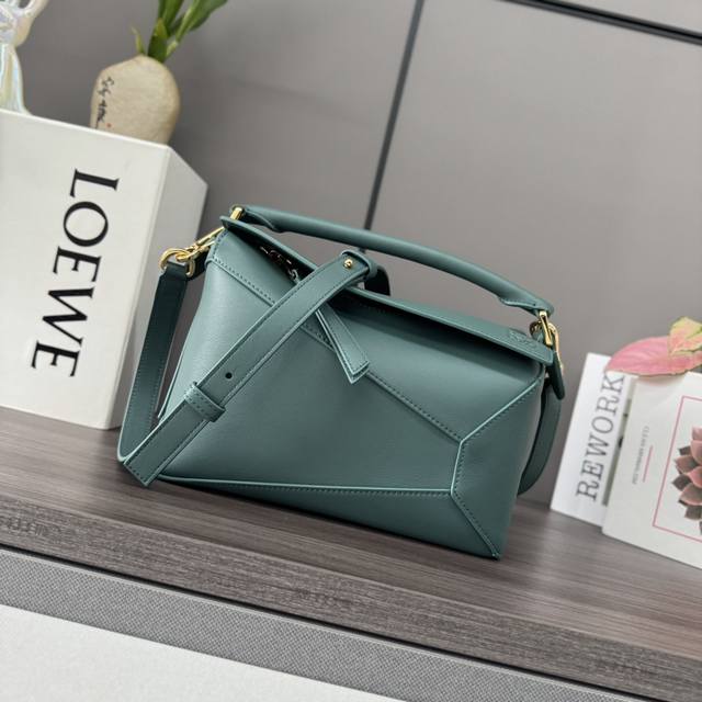 Lw新版本 小号柔软牛皮革Puzzle Edge手袋 家推出的首次亮相手提包*长方体形状和精确的切割技术创造了 Puzzle 独特的几何线条*此小号版本采用柔软