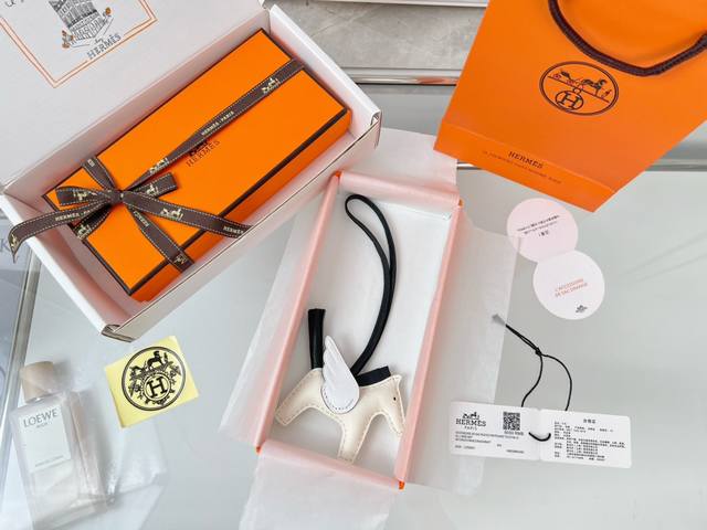 新款爱马仕小马挂件 原单精品 配送如图包装 爱马仕Hermes小飞马 Rodeo Pegase包包挂件 钥匙扣 纯手工缝线制作 进口小羊皮材质 质量非常好