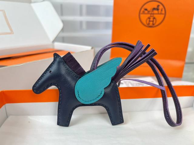 新款爱马仕小马挂件 原单精品 配送如图包装 爱马仕Hermes小飞马 Rodeo Pegase包包挂件 钥匙扣 纯手工缝线制作 进口小羊皮材质 质量非常好