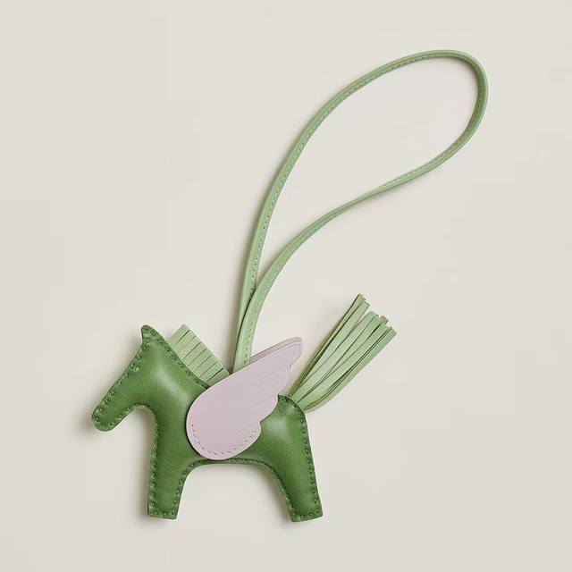 新款爱马仕小马挂件 原单精品 配送如图包装 爱马仕Hermes小飞马 Rodeo Pegase包包挂件 钥匙扣 纯手工缝线制作 进口小羊皮材质 质量非常好