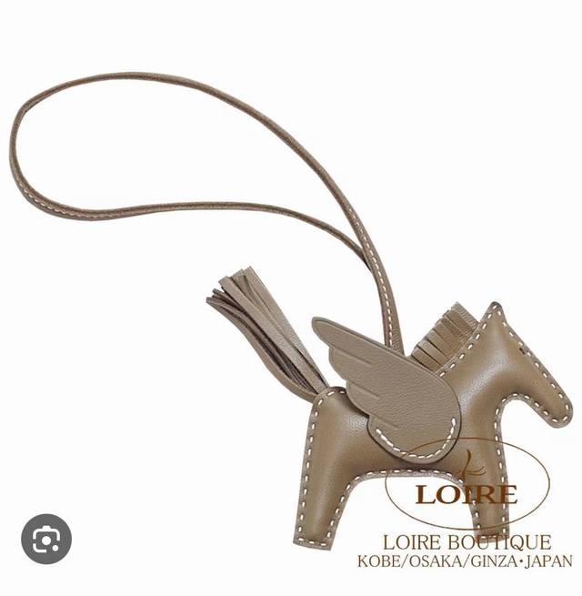 新款爱马仕小马挂件 原单精品 配送如图包装 爱马仕Hermes小飞马 Rodeo Pegase包包挂件 钥匙扣 纯手工缝线制作 进口小羊皮材质 质量非常好