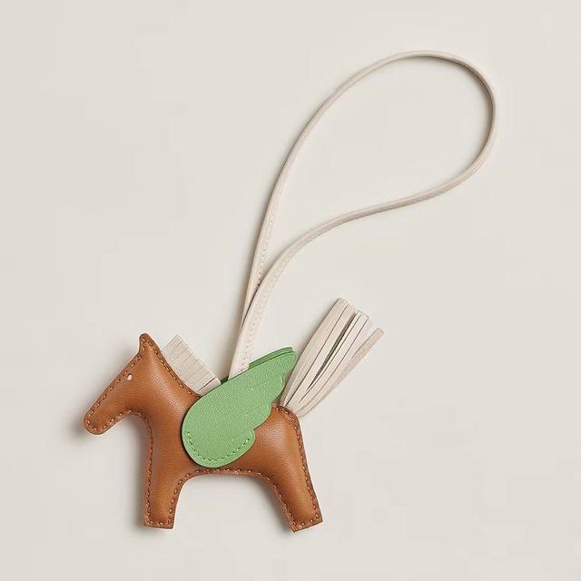 新款爱马仕小马挂件 原单精品 配送如图包装 爱马仕Hermes小飞马 Rodeo Pegase包包挂件 钥匙扣 纯手工缝线制作 进口小羊皮材质 质量非常好