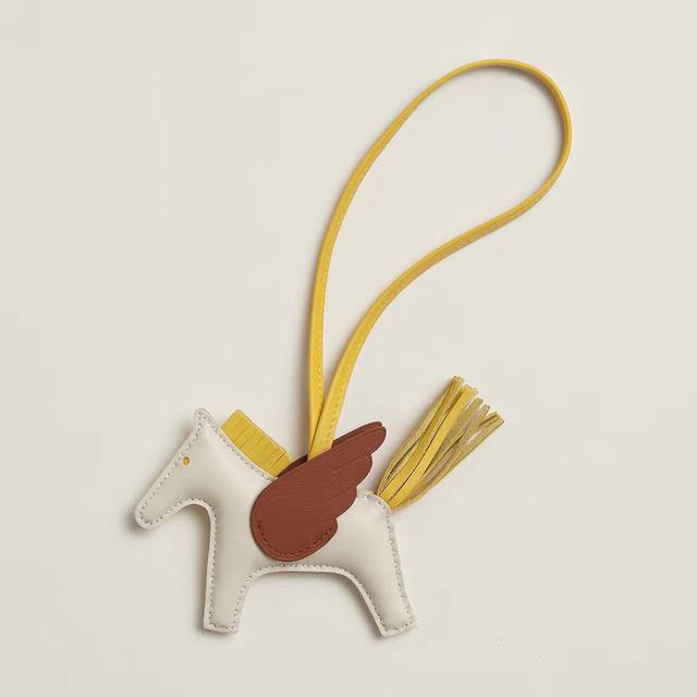 新款爱马仕小马挂件 原单精品 配送如图包装 爱马仕Hermes小飞马 Rodeo Pegase包包挂件 钥匙扣 纯手工缝线制作 进口小羊皮材质 质量非常好