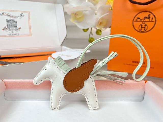 新款爱马仕小马挂件 原单精品 配送如图包装 爱马仕Hermes小飞马 Rodeo Pegase包包挂件 钥匙扣 纯手工缝线制作 进口小羊皮材质 质量非常好