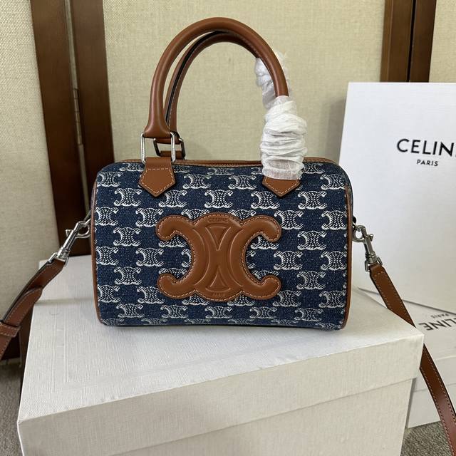 Celin*24S春夏新品｜Cuir Triomphe牛仔织物牛皮革波士顿包 春夏限定新品牛仔凯旋门织物+浮雕凯旋门皮质小号波士顿复古味道更足更有质感～容量一如