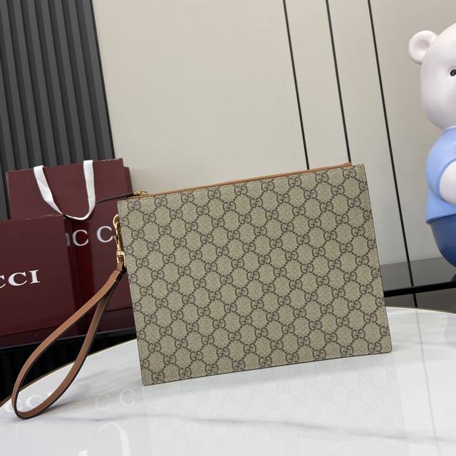配全套原厂红盒包装 新品 Gg Emblem系列以创意设计和创新功能焕新诠释经典图案，匠心缔造未来数年的珍藏之选。这款全拉链钱包以米色和深棕色全新Gg字母交织图